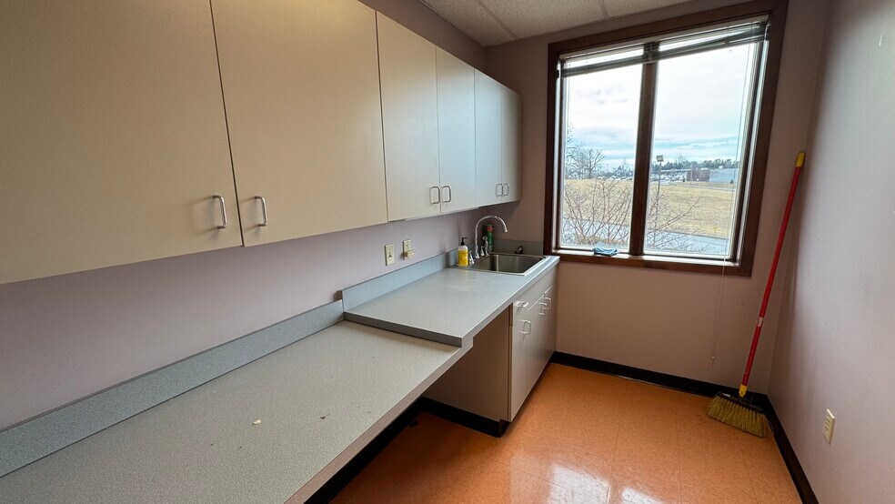 More Photos Of 2925 William Penn Hwy, Easton Office For Lease