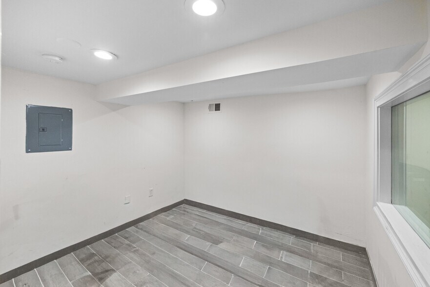 More Photos Of , Washington General Retail For Sale