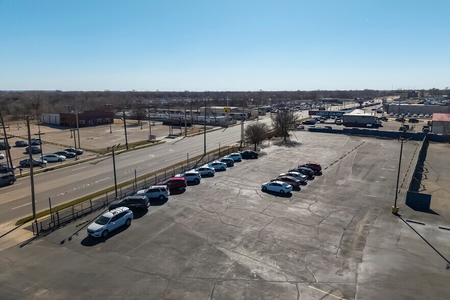 More Photos Of 3101 S Broadway St, Wichita Freestanding For Sale