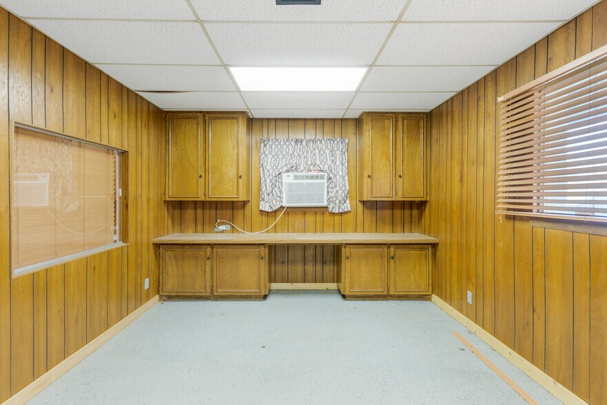 More Photos Of 600 W Cherry St, Cushing Warehouse For Lease