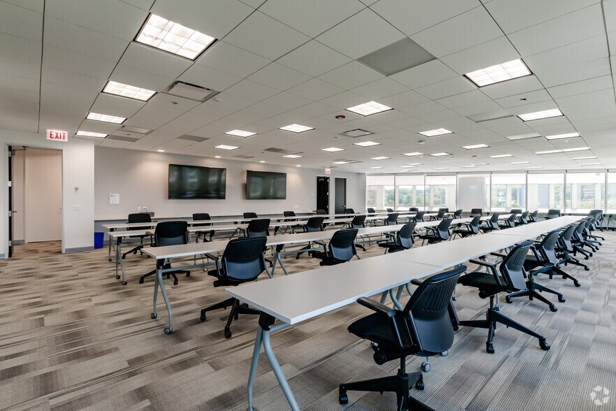 More Photos Of 8770 W Bryn Mawr Ave, Chicago Office For Lease