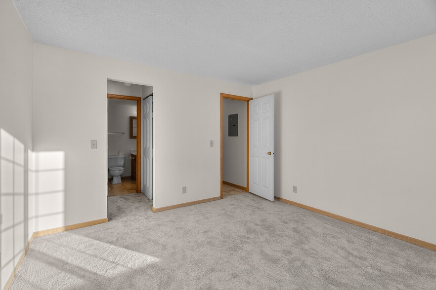 More Photos Of 8254 Windsong Dr, Eden Prairie Apartments For Sale
