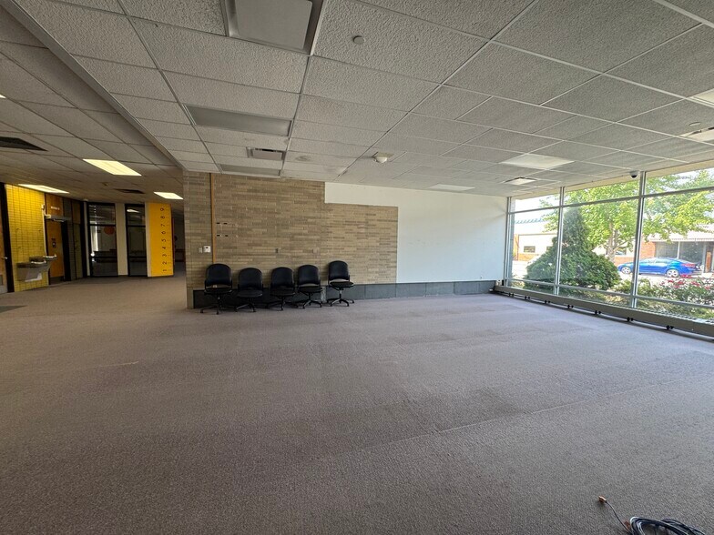 More Photos Of 40 E Simmons St, Galesburg Flex For Sale