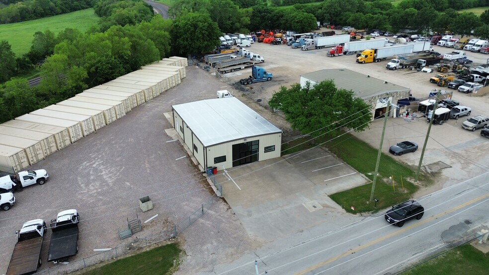 More Photos Of 5001 Dexham Rd, Rowlett Showroom For Lease