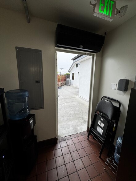 More Photos Of 3238 Foothill Blvd, Glendale Freestanding For Sale