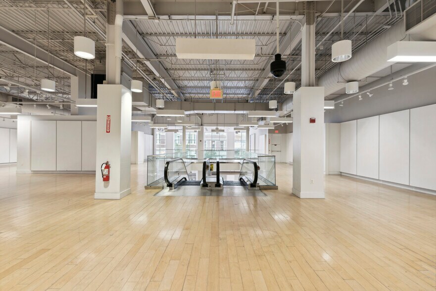 More Photos Of 1510 Walnut St, Philadelphia Storefront For Lease