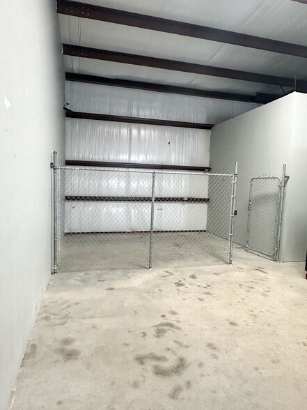 More Photos Of 21161 Blair Rd, Conroe Warehouse For Lease
