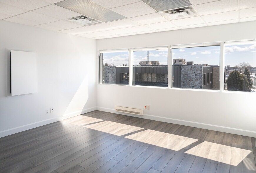 More Photos Of 204 Boul De Montarville, Boucherville Office For Lease