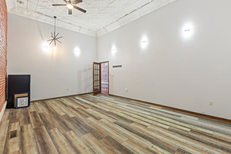 More Photos Of 210 E Grand Ave, Ponca City Office For Sale