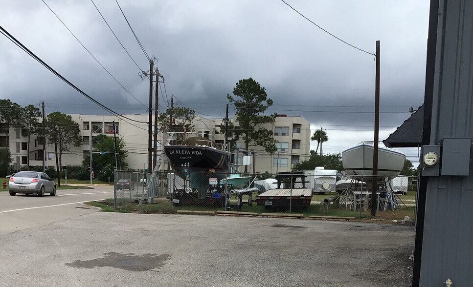 More Photos Of 921 Lawrence Rd, Kemah Industrial For Sale