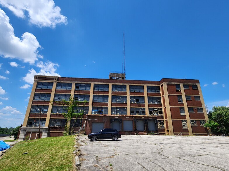 More Photos Of 711 Johnston St, Akron Warehouse For Sale