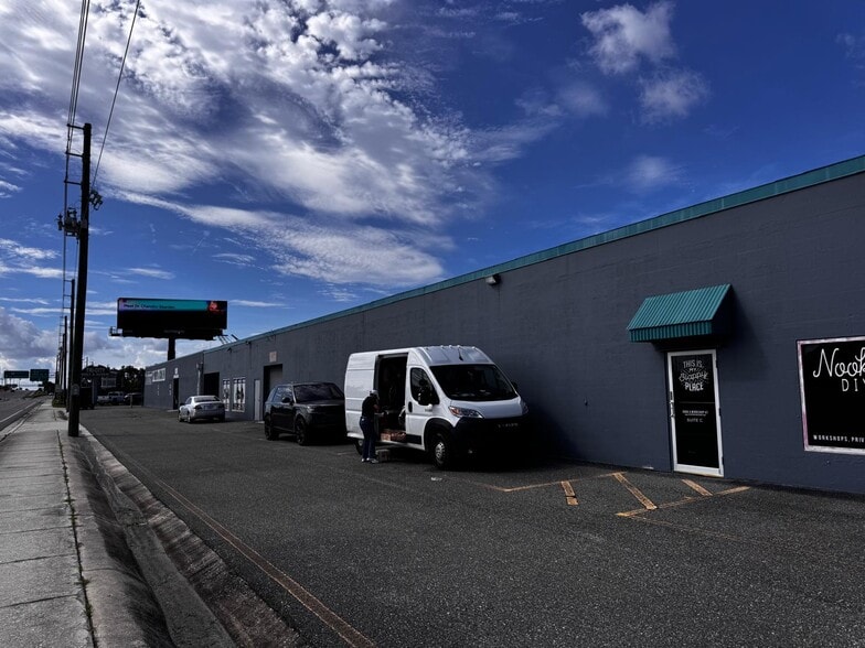 More Photos Of 10380 US Highway 19 N, Pinellas Park Manufacturing For Lease