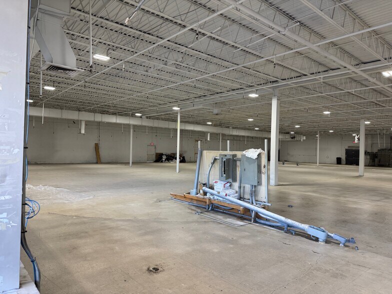 More Photos Of 1084 E 2nd St, Franklin Supermarket For Lease