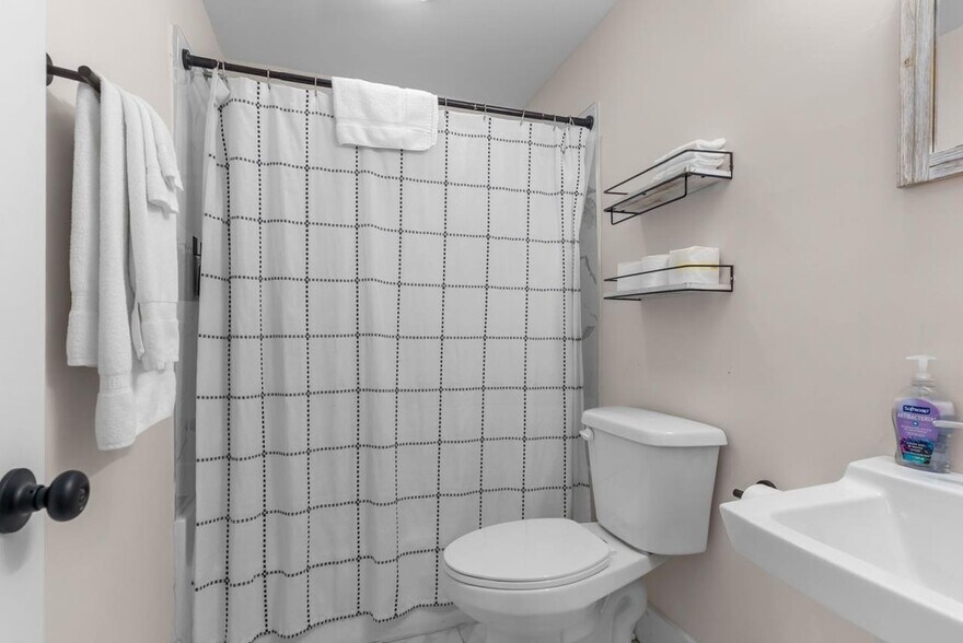 More Photos Of 509 W Main St, Fries Hotel For Sale