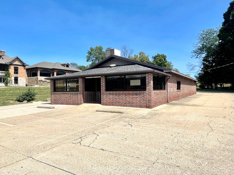 More Photos Of 924 N Main St, Mountain Grove Restaurant For Sale