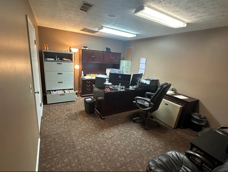 More Photos Of 310 Ford Dr, Columbus Office For Sale