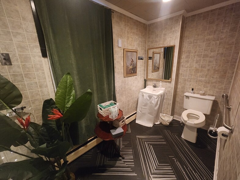 More Photos Of 10 S Crenshaw Ave, Richmond Freestanding For Lease