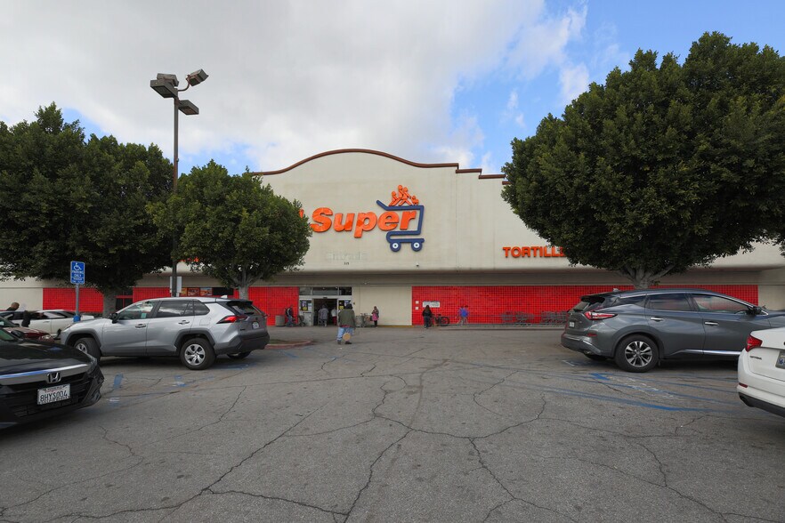 More Photos Of 317 San Fernando Mission Blvd, San Fernando Storefront For Lease