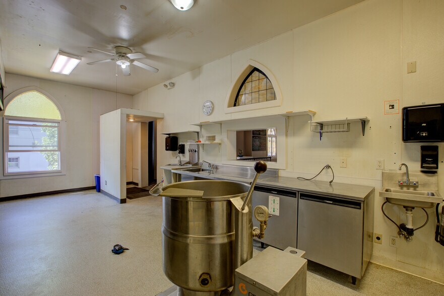 More Photos Of 809 Main Roseburg, Roseburg Lodge Meeting Hall For Sale