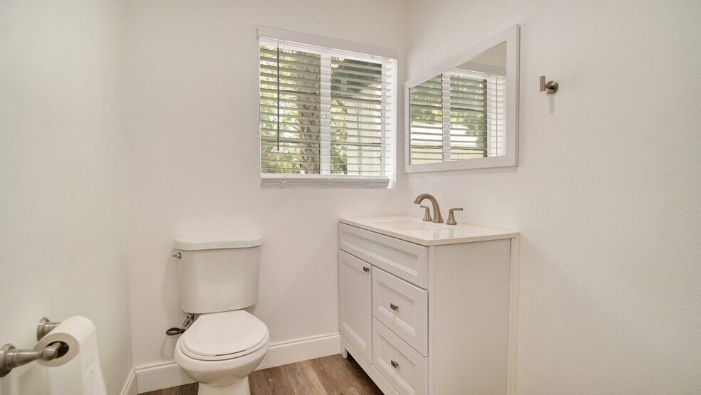 More Photos Of 230 E Marks St, Orlando Office Residential For Lease