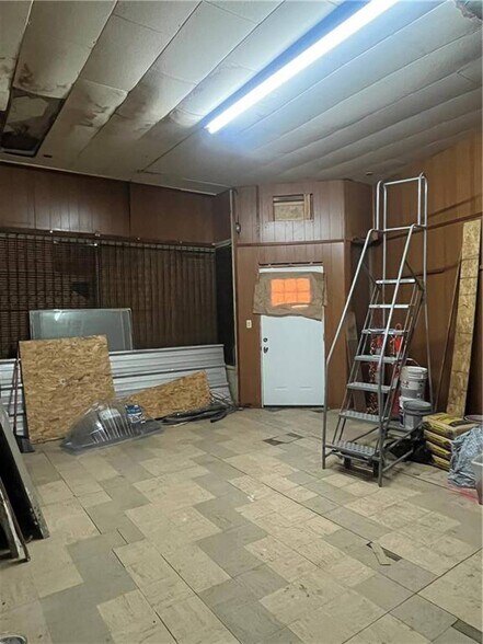 More Photos Of 1621 N 25th St, Kansas City Light Manufacturing For Sale