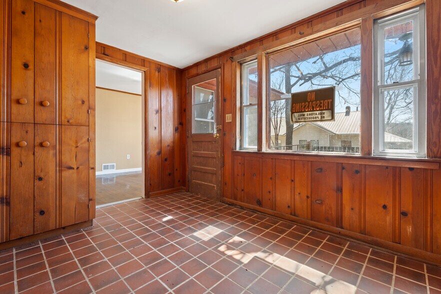 More Photos Of 300 Range St, Marshall Multifamily For Sale