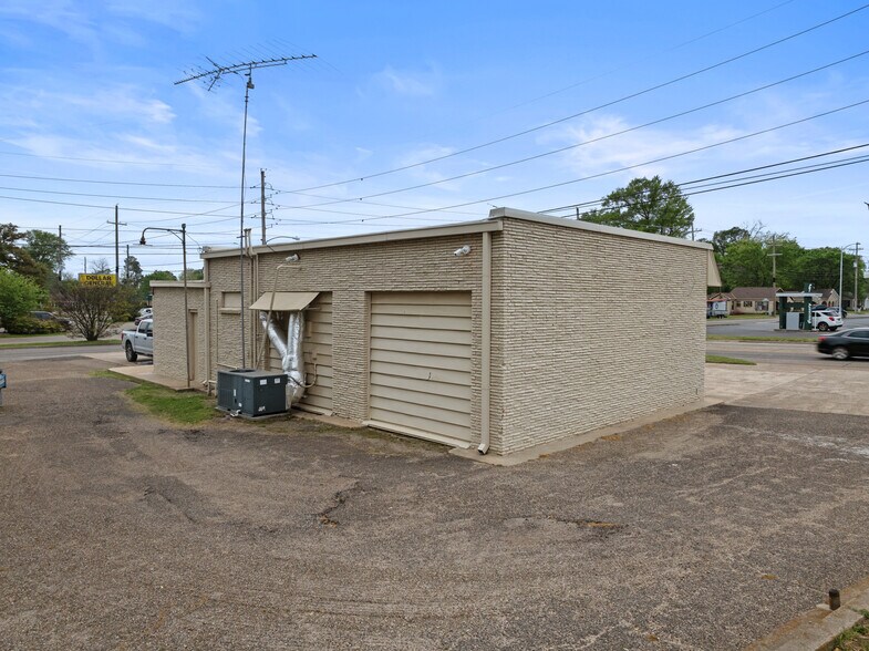 More Photos Of 1202 N Jefferson Ave, Mount Pleasant Specialty For Sale