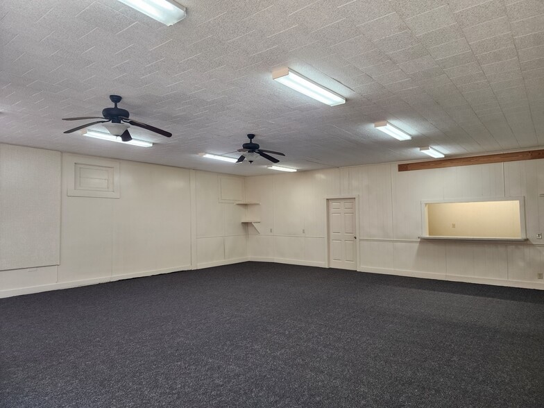 More Photos Of 110 N Zavalla St, Jasper Showroom For Sale