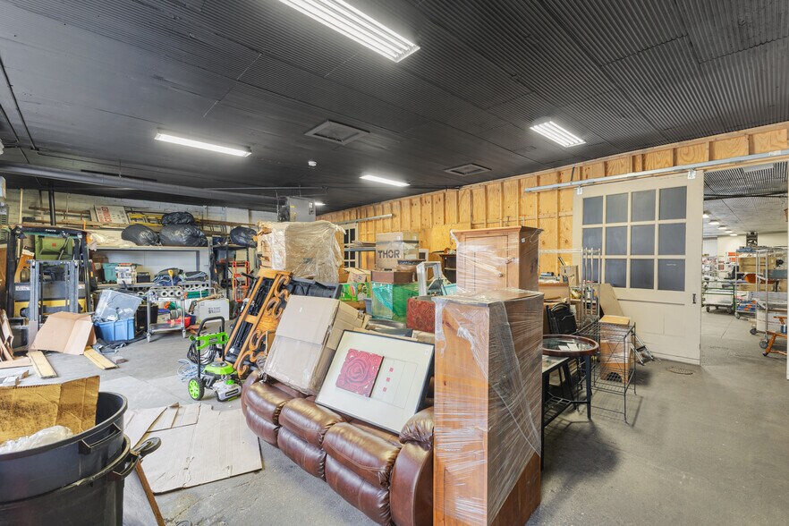 More Photos Of 160 E Morgan St, Martinsville Showroom For Sale