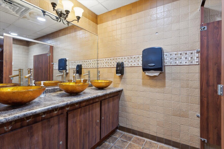 More Photos Of 14859 Warwick Blvd, Newport News Restaurant For Lease