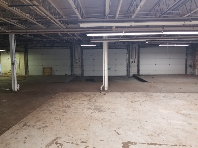 More Photos Of 3950-3970 S Dixie Dr, Dayton Showroom For Lease