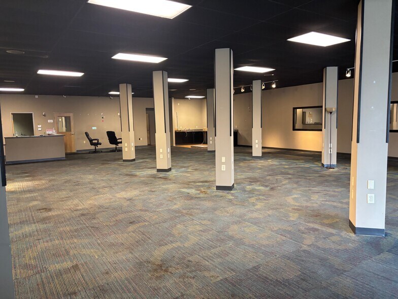 More Photos Of 5064 Grove Ave, Sheffield Freestanding For Lease