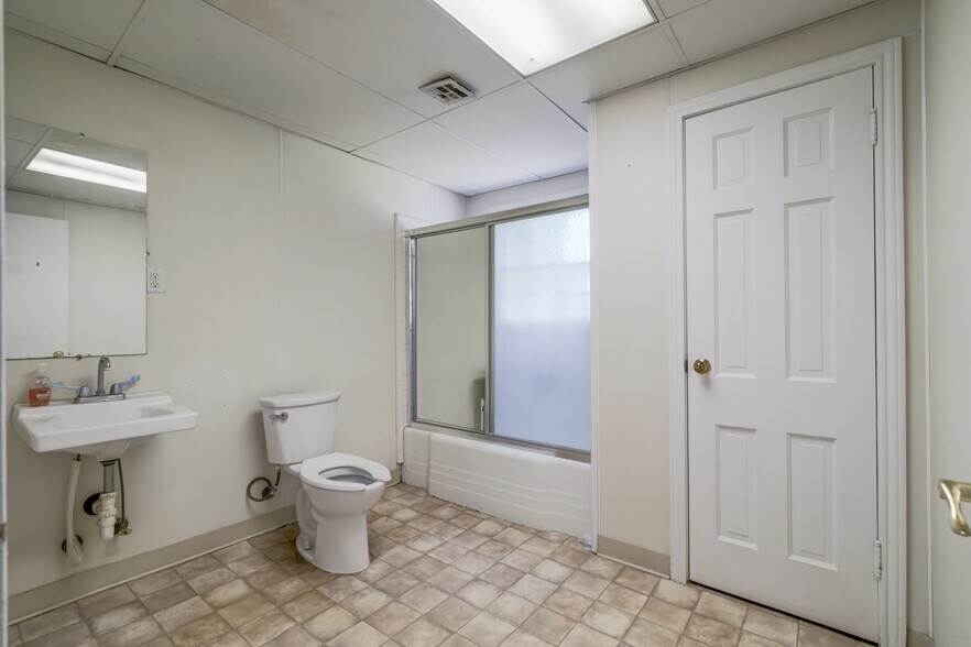 More Photos Of 2600 Arlington St, Ada Office Residential For Sale