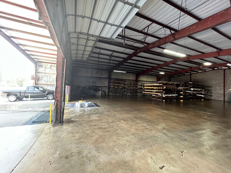 More Photos Of 1602 W Poplar St, San Antonio Warehouse For Lease