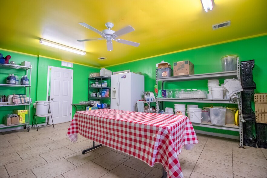 More Photos Of 518 Mill Ave, Conroe General Retail For Sale