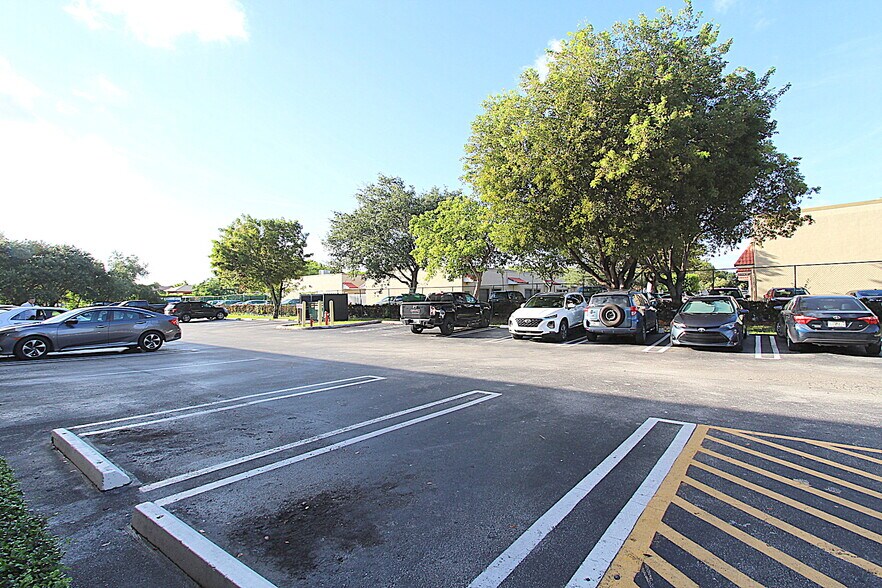 More Photos Of 2520 NW 97th Ave, Doral Showroom For Lease