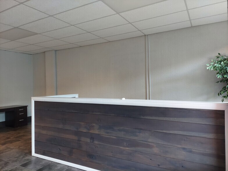 More Photos Of 207 N Brewer St, Paris Storefront Retail Office For Lease