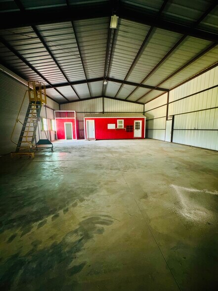 More Photos Of 12500 US-183 Hwy, Luling Warehouse For Lease