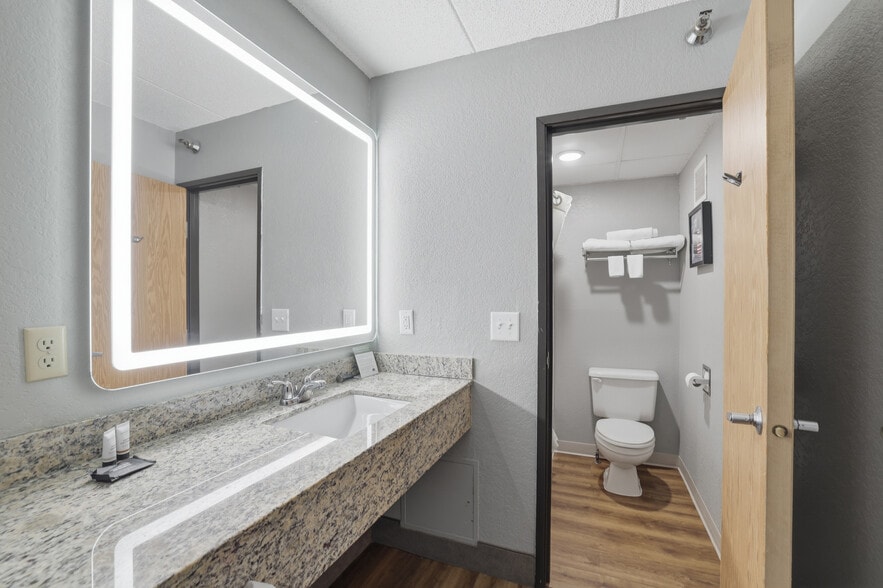 More Photos Of 4675 White Bear Pky, White Bear Lake Hotel For Sale