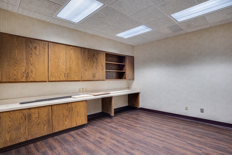 More Photos Of 2716 Commerce St, Wichita Falls Industrial For Sale