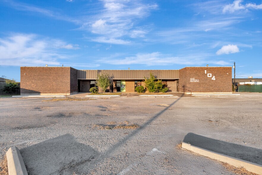 More Photos Of 104 Teakwood Dr, Victoria Medical For Sale