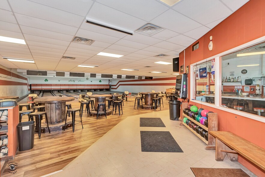 More Photos Of 405 NW Greely Ave, Iroquois Sports And Entertainment For Sale