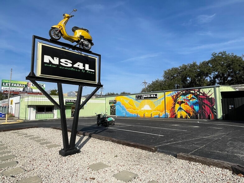 More Photos Of 633 NW 13th St, Gainesville General Retail For Sale