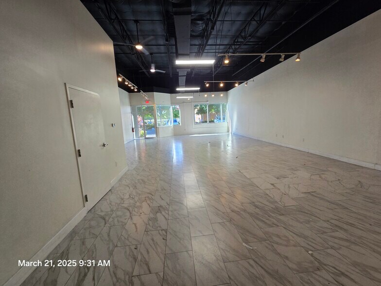 More Photos Of 7901 Kingspointe Pky, Orlando Showroom For Lease