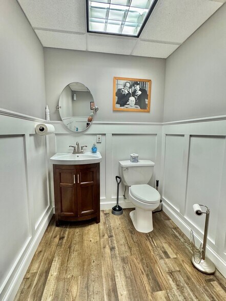 More Photos Of 4435 Austin Blvd, Island Park Office Residential For Sale