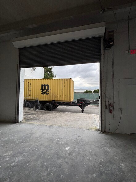 More Photos Of 3400 NW 78th Ave, Miami Showroom For Lease