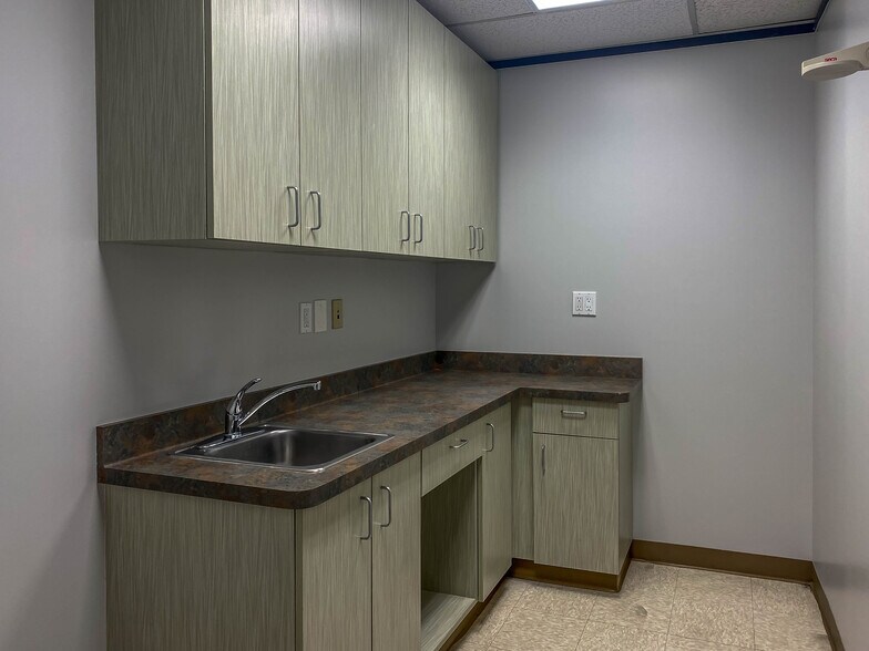 More Photos Of 29525 Canwood St, Agoura Hills Medical For Lease