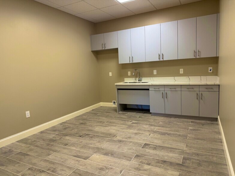 More Photos Of 17543 Roberts Rd, Hockley Distribution For Lease