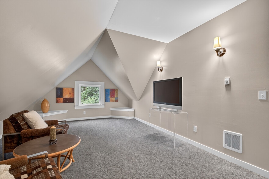 More Photos Of 1310 Ellsworth St, Bellingham Multifamily For Sale