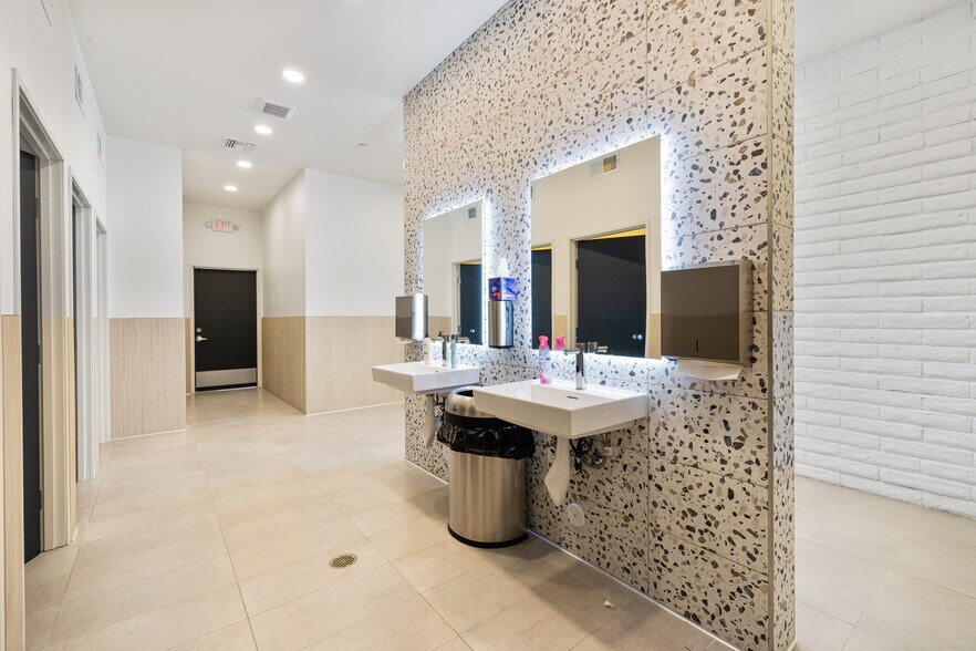 More Photos Of 3455 N Indian Canyon Dr, Palm Springs Unknown For Lease